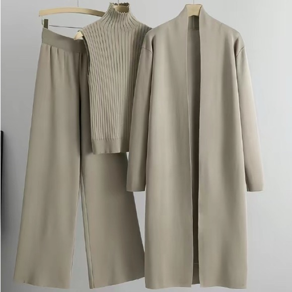 Sophisticated Beige/camel/khaki 3- piece Women's Pantsuit One Size fits 4-16 - Picture 9 of 16